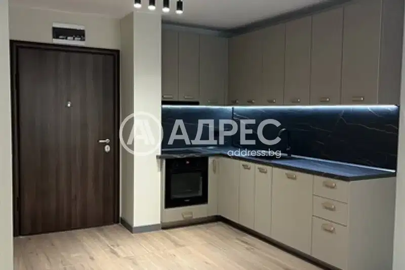 Тристаен апартамент в Център на София с тераса