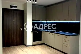 Тристаен апартамент в Център на София с тераса