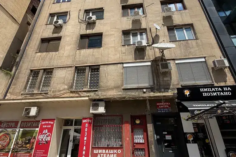 Тристаен апартамент в Център, ул. Позитано с балкон