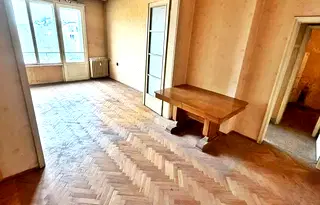 Тристаен апартамент с балкон в Център, София
