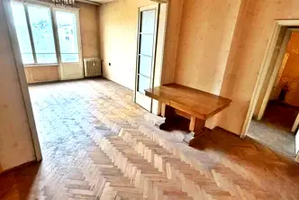 Тристаен апартамент с балкон в Център, София