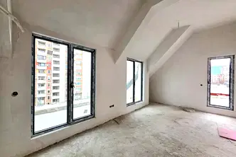 Тристаен апартамент с две тераси в Център, София