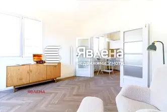 Тристаен апартамент на 5-ти етаж в Центъра на София