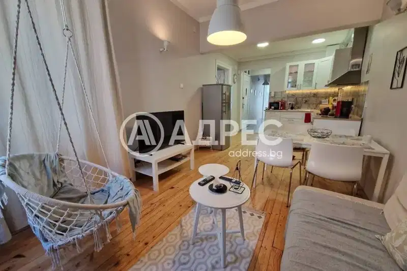 Three-room apartment in Center with high ceilings and balcony