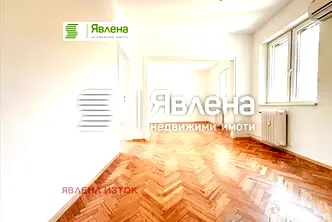 Тристаен апартамент с паркомясто в Център, София