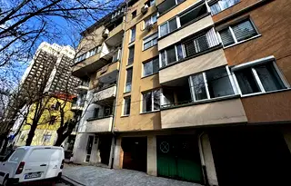 3-стаен апартамент в Център, Руски паметник с два балкона