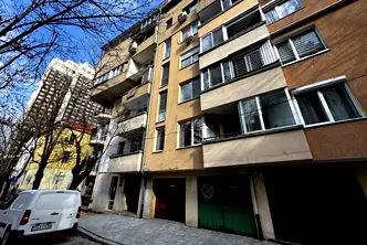3-стаен апартамент в Център, Руски паметник с два балкона