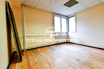 Тристаен апартамент с югоизточно изложение в Център, София
