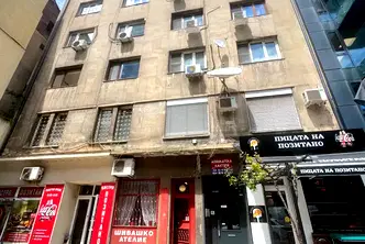 Тристаен апартамент в Център, София с тераса