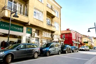 3-стаен апартамент в Център с балкон и мазе