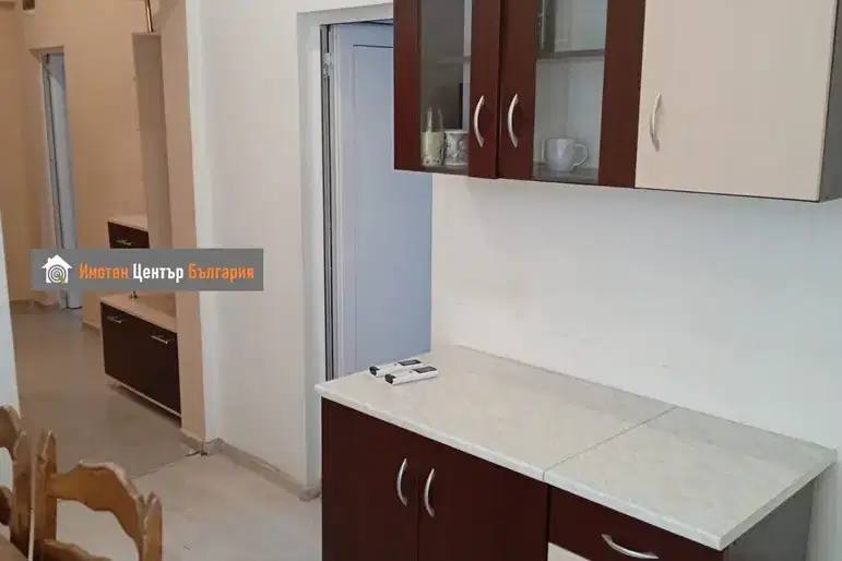 Тристаен апартамент с тераса в центъра на София