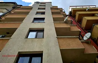 Тристаен апартамент с две тераси в Център, София
