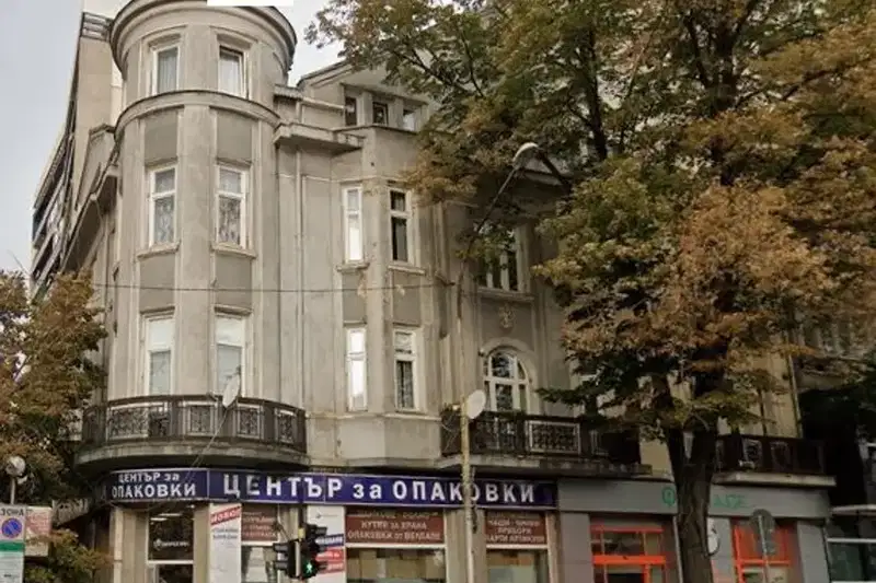 Тристаен апартамент с две тераси в центъра на София