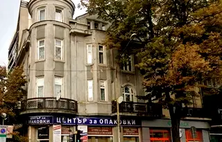 Тристаен апартамент с две тераси в центъра на София