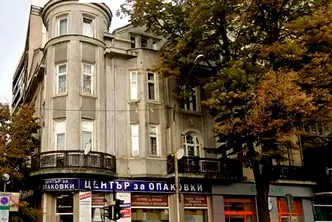 Тристаен апартамент с две тераси в центъра на София