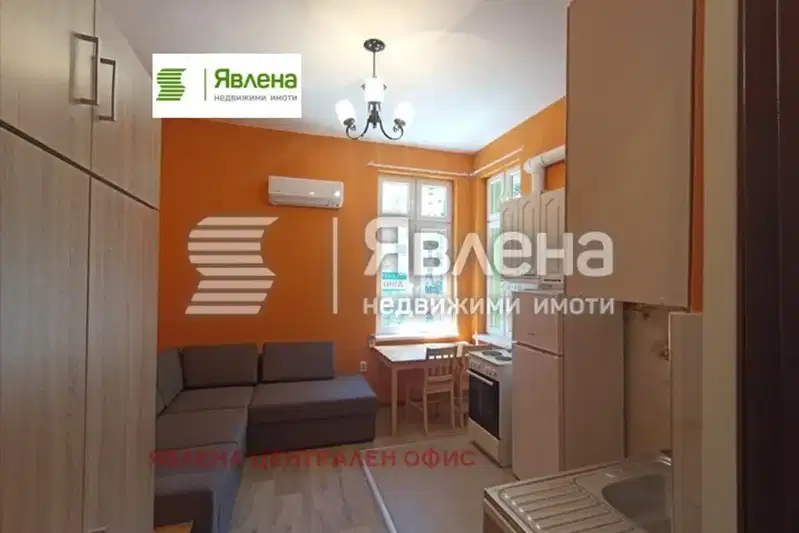 Четиристаен апартамент с таван и паркоместа в Център, София
