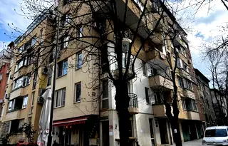 Четиристаен апартамент в Център, пл. Руски паметник с три балкона