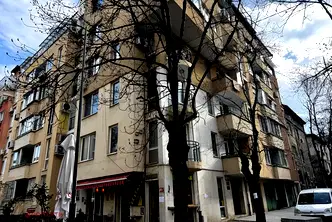 Четиристаен апартамент в Център, пл. Руски паметник с три балкона