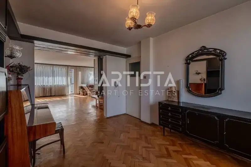 Large 4-room apartment in Center with parking