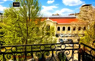 Просторен 4-стаен апартамент с покривна тераса в Център, София