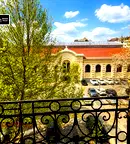 Просторен 4-стаен апартамент с покривна тераса в Център, София