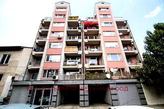 Светло 1-стайно студио в Център, с балкон и асансьор