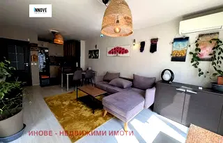 Двустаен апартамент в Център, София с балкон и асансьор