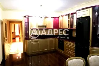 Двустаен апартамент с тераса и гледка към Витоша в Център, София