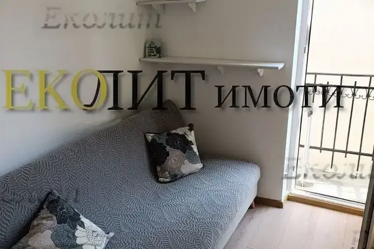 Двустаен апартамент с голяма тераса в Център, София