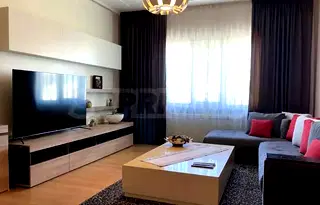 Двустаен апартамент 84 кв.м в Център с асансьор