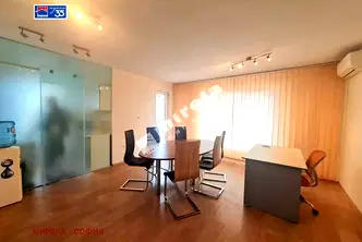 Тристаен апартамент с два балкона в Център, София