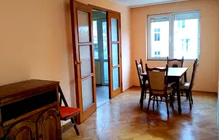 Тристаен апартамент с паркомясто в Център, София