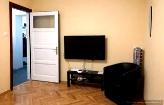 Тристаен апартамент с южно изложение в Център, София