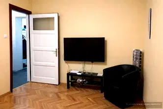 Тристаен апартамент с южно изложение в Център, София