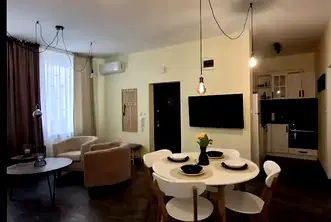 Тристаен апартамент в Център, София с тераса и обновен
