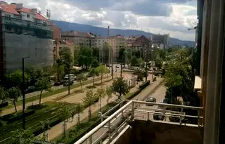 Тристаен апартамент в Център, бул. Македония, с ремонтирана дограма