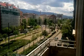 Тристаен апартамент в Център, бул. Македония, с ремонтирана дограма