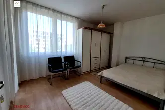 Тристаен апартамент с два балкона в Център, София