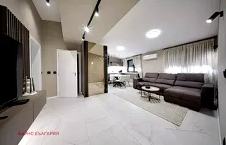 Тристаен апартамент с тераса в Център, София