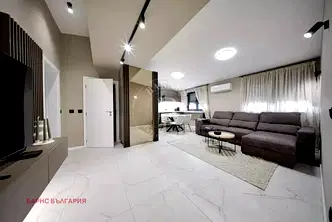 Тристаен апартамент с тераса в Център, София