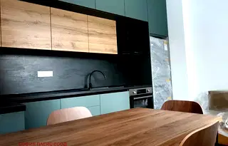 Тристаен апартамент в Център, София с паркоместа и двор