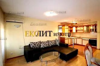 Просторен 3-стаен апартамент в Център с две тераси