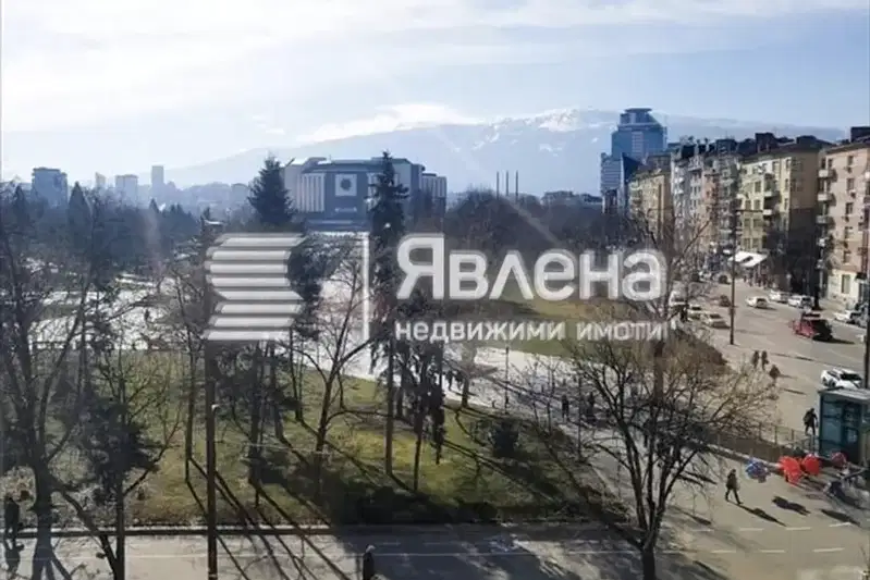 Тристаен апартамент с тераса в Център, София