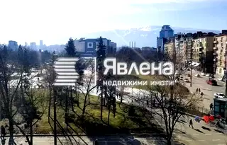 Тристаен апартамент с тераса в Център, София