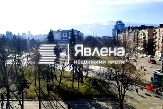Тристаен апартамент с тераса в Център, София
