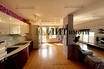 Просторен 3-стаен апартамент с две тераси в Център, София