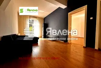 Просторен 3-стаен апартамент в Център с тераса и гледка към парк