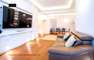 Тристаен апартамент с 2 балкона в Центъра на София