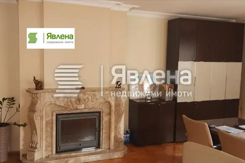 Просторен 4-стаен апартамент с паркинг в Център, София