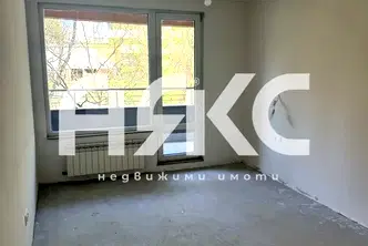 Тристаен апартамент с балкон в Дианабад, София